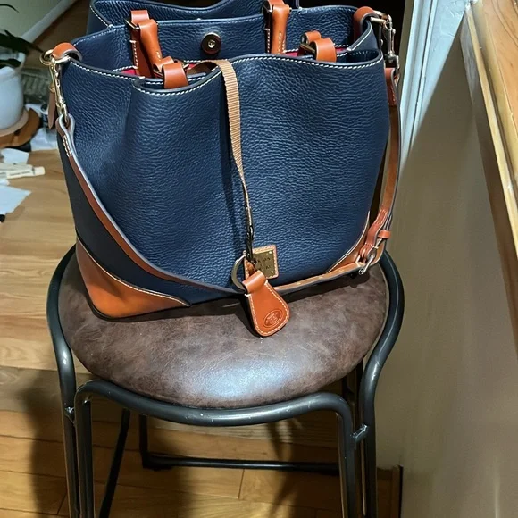 Dooney& Burke navy handbag. New. Never used. Leather handbag with key ring - Picture 8 of 8